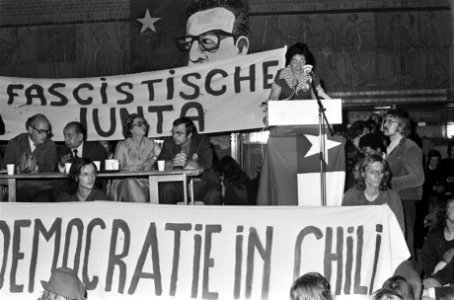 Demonstratie ter herdenking van 1e verjaardag kolonelsbewind in Chili in A'dam…, Bestanddeelnr 927-4456