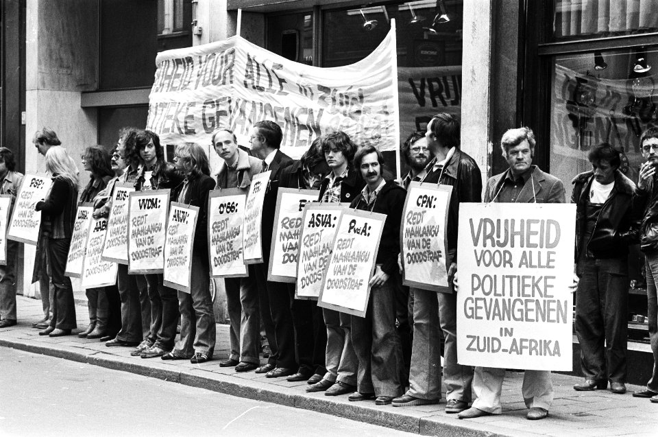 Demonstratie voor Zuidafrikaanse vliegtuigmij Luydiens tegen doodstraf Solomon , Bestanddeelnr 929-9026