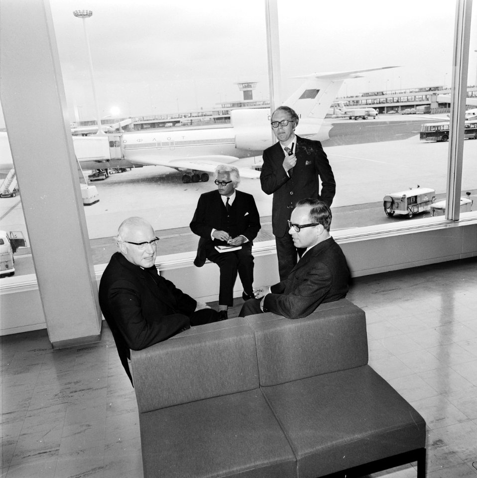 Delegatie van Raad van Kerken vertrekt van Schiphol naar Moskou, mgr Kok , domi, Bestanddeelnr 926-5431