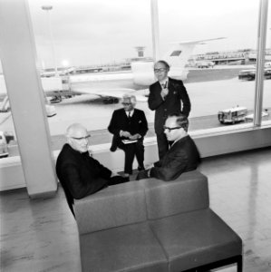 Delegatie van Raad van Kerken vertrekt van Schiphol naar Moskou, mgr Kok , domi, Bestanddeelnr 926-5431
