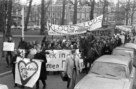 Demonstratie van o.a. ASVA en alternatieve studenten in Beverwijk om staatssecre, Bestanddeelnr 923-2021