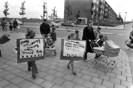 Delegatie van aktiecomite Schoolstaking uit de ouderraad heeft bespreking met ra, Bestanddeelnr 923-5396