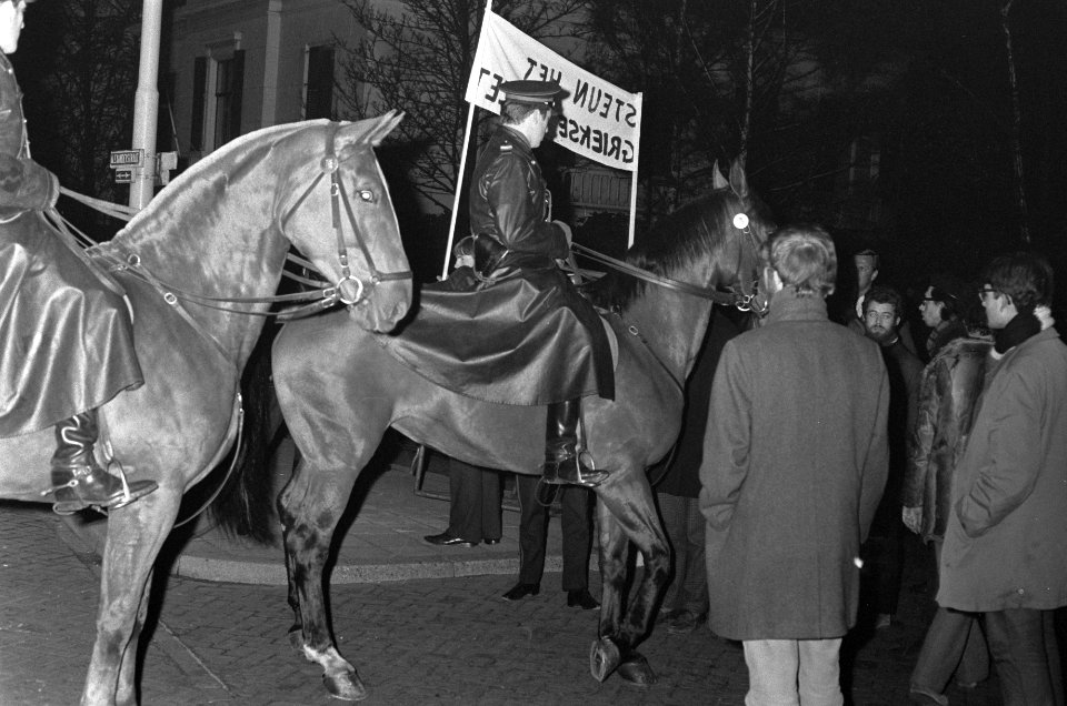Demonstratie van plusminus 500 jongeren tegen bewind in Griekenland te Den Haag , Bestanddeelnr 922-3188