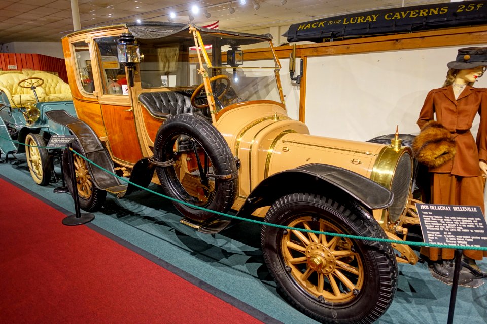 Delaunay Belleville town car, 1908, made by Dealunay Belleville, St. Denis, Seine, France, 20 HP, 6 cylinder, gasoline engine - Luray Caverns Car and Carriage Museum - Luray, Virginia - DSC01207