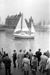 Demonstratie van boten voor HISWA, Amsterdam kajuitboot, Bestanddeelnr 924-2797