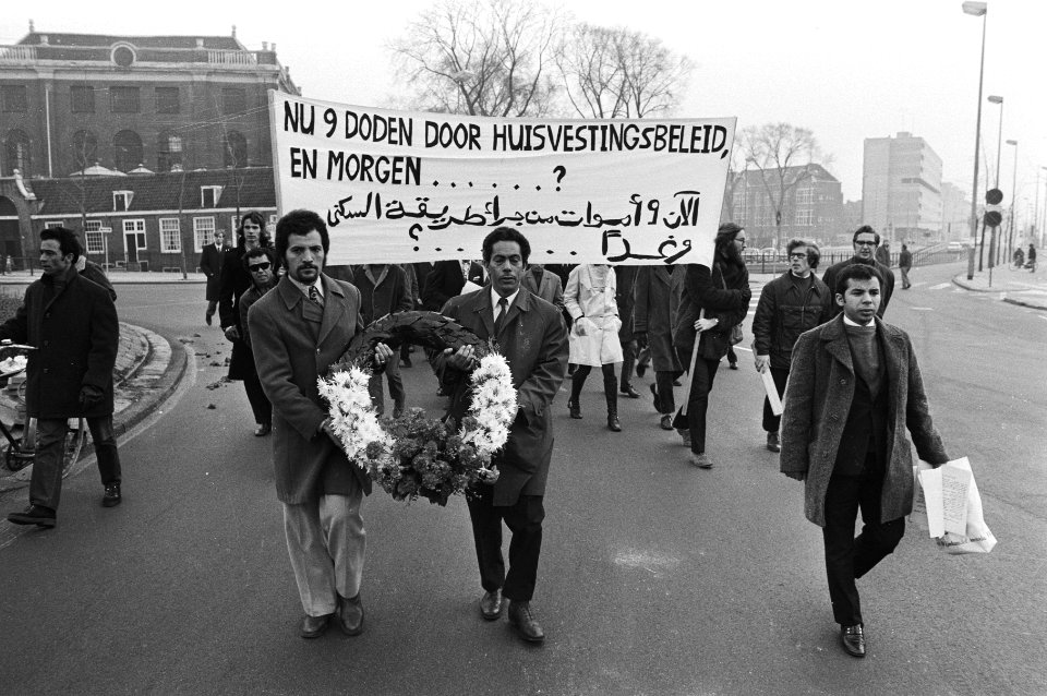 Demonstratie voornamelijk gastarbeiders tegen slechte behuizing gastarbeiders in, Bestanddeelnr 924-0878