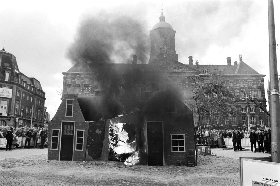 Demonstratie voor het paleis op de Dam met een brand, Bestanddeelnr 932-7233