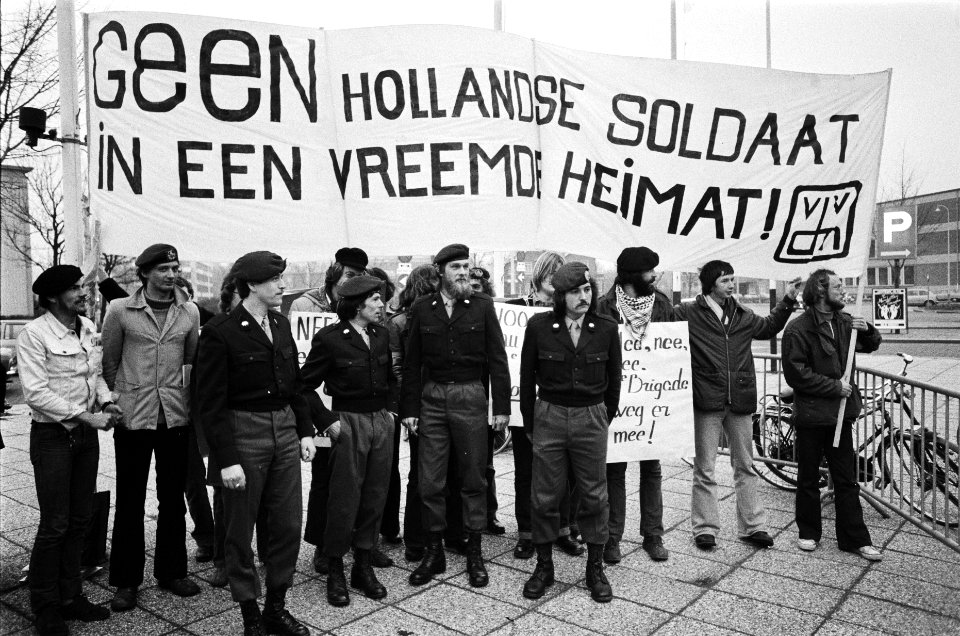 Demonstratie VVDM-ers voor Haags Congresgebouw waar NATO generaal Haig rede hiel, Bestanddeelnr 929-6555