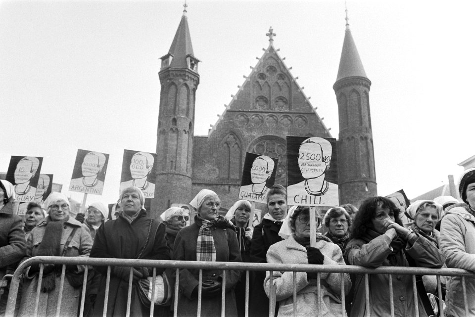 Demonstratie vrouwen uit solidariteit met Dwaze Moeders Den Haag vrouwen op h, Bestanddeelnr 932-8720