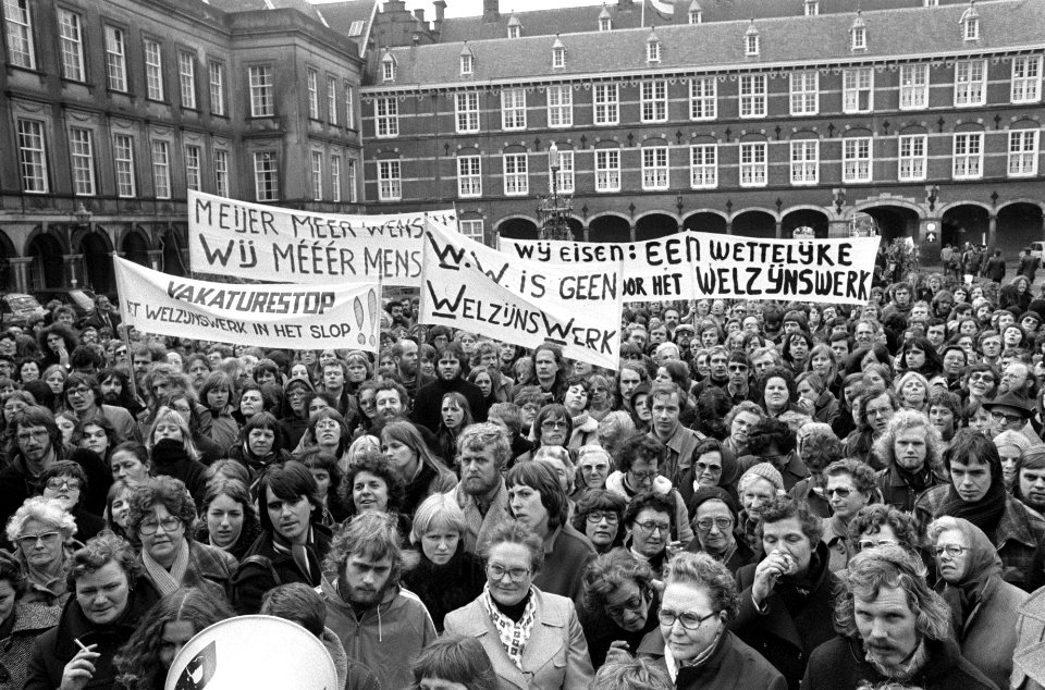 Demonstratie welzijnswerkers op Binnenhof tegen vacatures van staatssecretaris M, Bestanddeelnr 928-8798