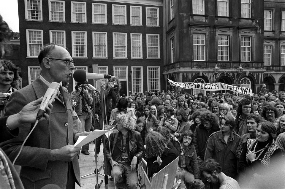 Demonstratie welzijnswerkers Den Haag demonstranten op Binnenhof en toespraak , Bestanddeelnr 928-1648