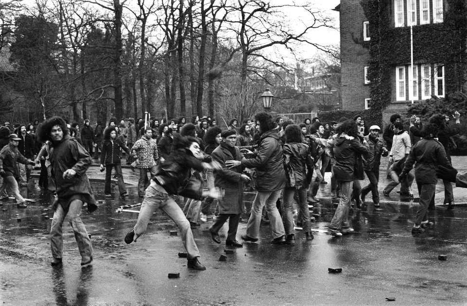 Demonstratie van Zuid Molukkers in Den Haag leidt tot vechtpartijen demonstrant, Bestanddeelnr 927-6638