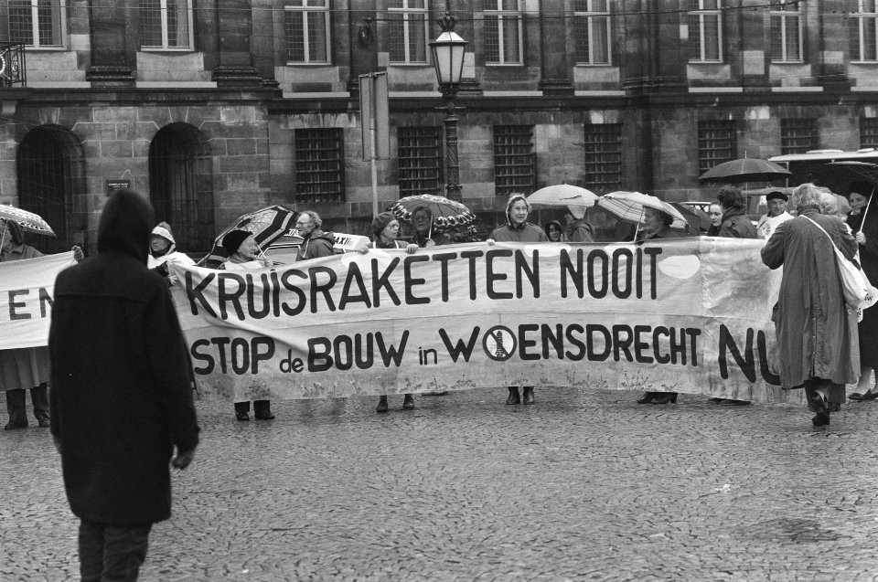 Demonstratie voor stopzetting bouw raketbasis Woensdrecht Dam, Amsterdam, Bestanddeelnr 933-9094