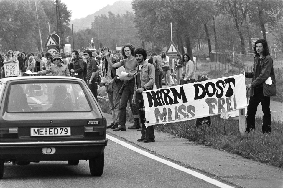 Demonstratie voor vrijlating van in W-Duitsland veroordeelde Harm Dost bij grens, Bestanddeelnr 928-5977