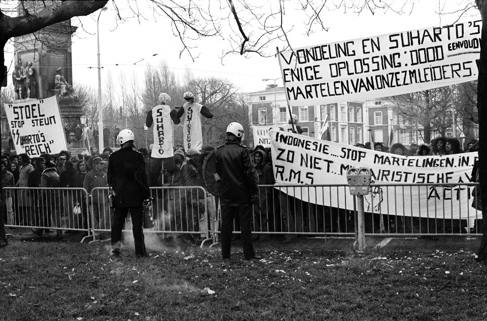 Demonstratie van Zuid Molukkers in Den Haag leidt tot vechtpartijen demonstrant, Bestanddeelnr 927-6636