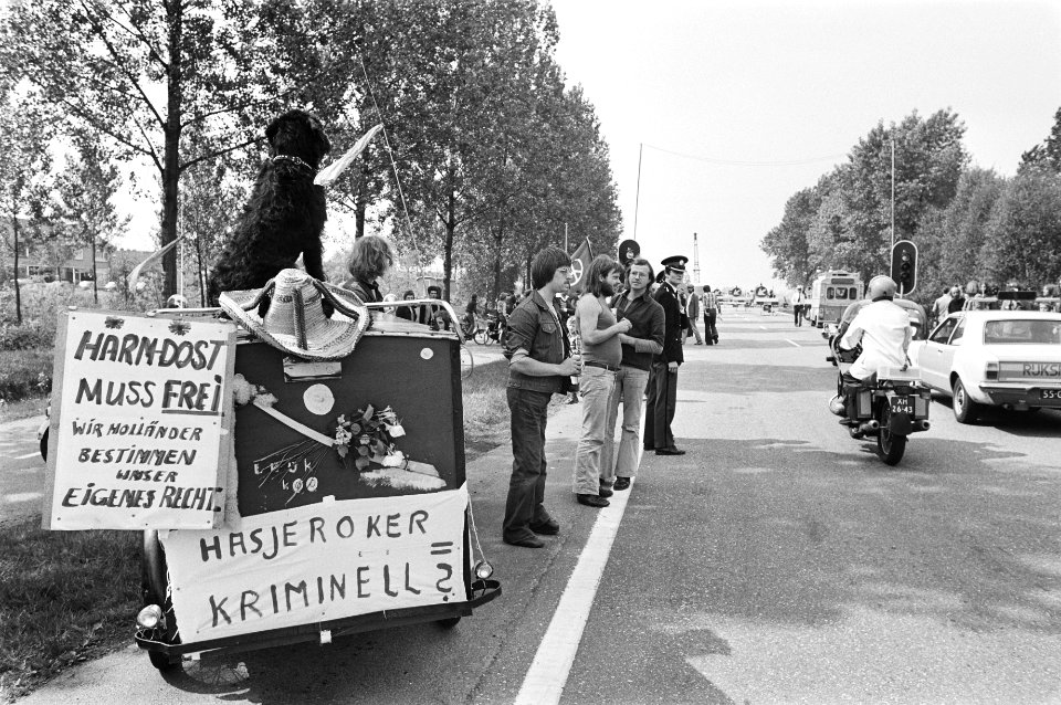 Demonstratie voor vrijlating van de in West Duitsland veroordeelde Harm Dost bij, Bestanddeelnr 928-5981