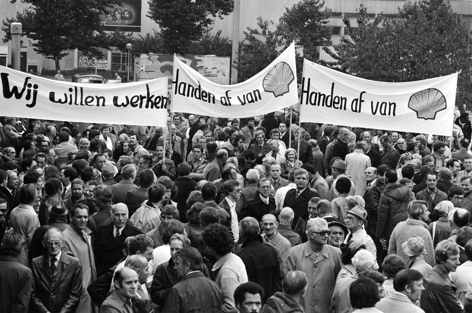 Demonstratie van werkwilligen voor het Rotterdamse Stadhuis op de Coolsingel met, Bestanddeelnr 930-4619