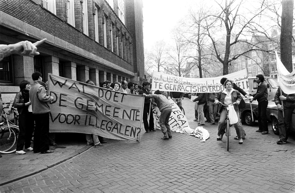 Demonstratie voor stadhuis in Amsterdam door Marokkanen die zichzelf slachtoffer, Bestanddeelnr 932-1157