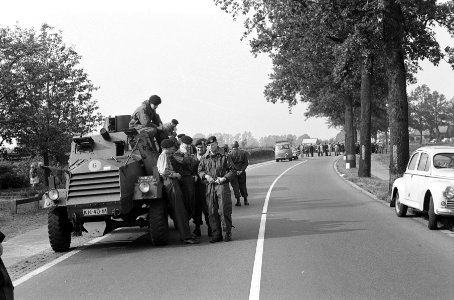 Demonstratie Vrije boeren op Rijksweg Epe-Vaassen. Pantserwagens van de Koninkli, Bestanddeelnr 912-9774
