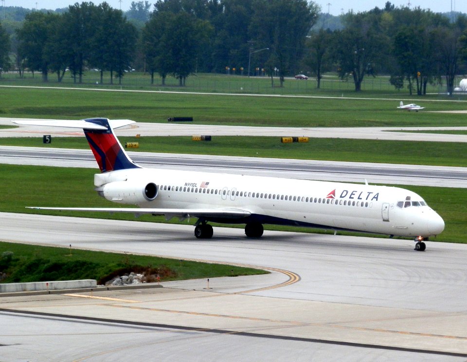 Delta Air Lines MD-88 N991DL KCMH
