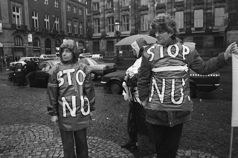 Demonstratie voor stopzetting bouw raketbasis Woensdrecht Dam, Amsterdam, Bestanddeelnr 933-9093