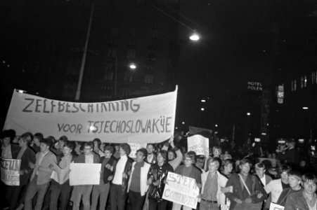 Demonstratie voor Tsjechoslowakije in Amsterdam, een stoet met vele leuzen, Bestanddeelnr 921-6110