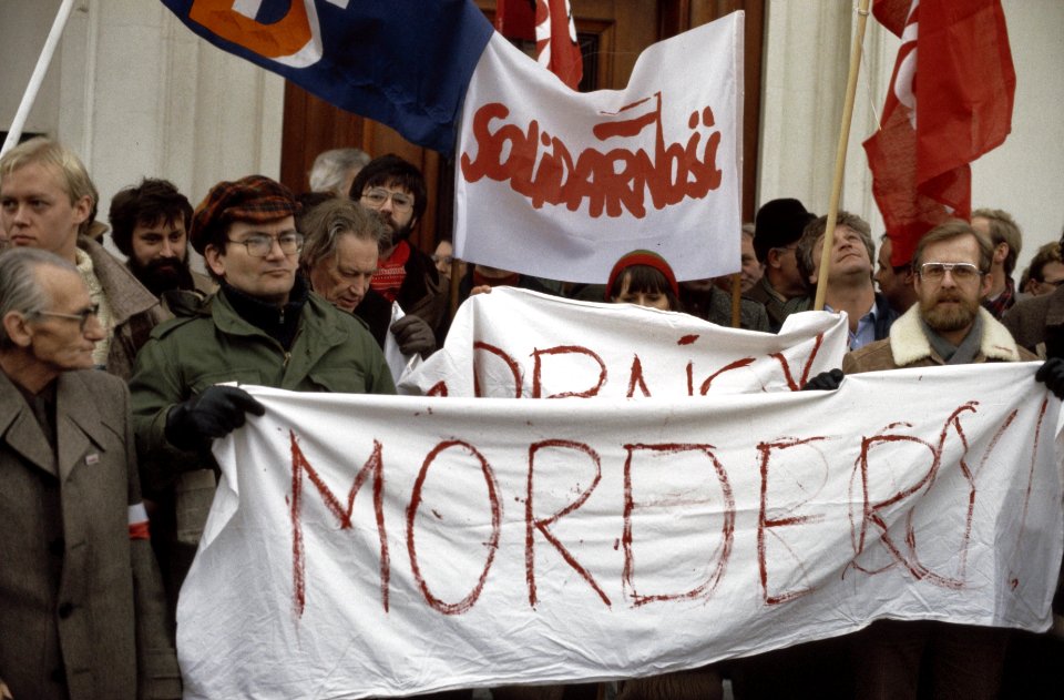 Demonstratie voor Poolse ambassade in Den Haag tegen staat van beleg in Polen n, Bestanddeelnr 253-8633