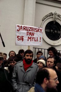 Demonstratie voor Poolse ambassade in Den Haag tegen staat van beleg in Polen n, Bestanddeelnr 253-8636