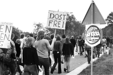 Demonstratie voor vrijlating van de in West Duitsland veroordeelde Harm Dost bij, Bestanddeelnr 928-5978