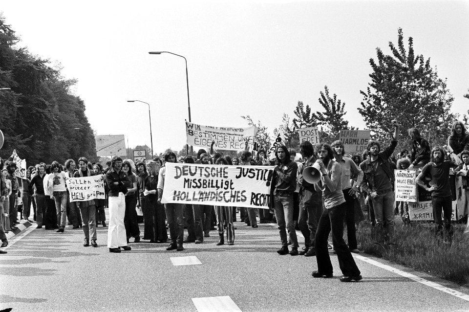 Demonstratie voor vrijlating van de in West Duitsland veroordeelde Harm Dost bij, Bestanddeelnr 928-5979