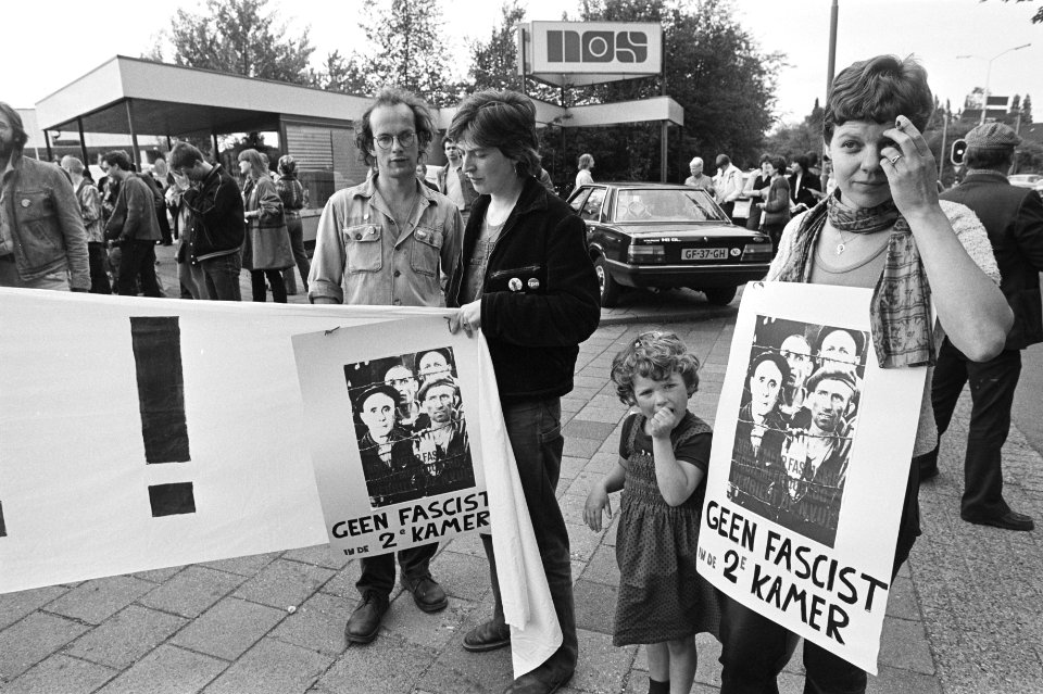 Demonstratie voor NOS-omroepkwartier in Hilversum tegen zendtijd Ned. Volksunie en Centrumpartij,, Bestanddeelnr 931-4909