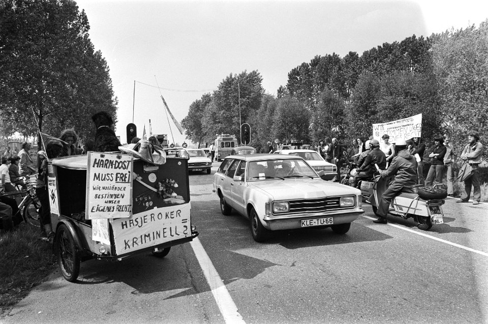 Demonstratie voor vrijlating van de in West Duitsland veroordeelde Harm Dost bij, Bestanddeelnr 928-5980