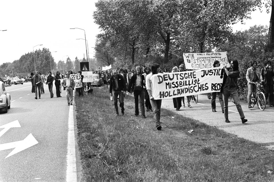 Demonstratie voor vrijlating van de in West Duitsland veroordeelde Harm Dost bij, Bestanddeelnr 928-5984