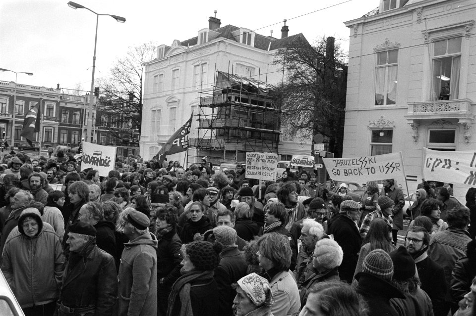 Demonstratie voor Poolse ambassade in Den Haag tegen staat van beleg in Polen. B, Bestanddeelnr 931-8604