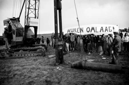 Demonstratie voor huurverlaging, demonstranten met spandoeken, o.a. 'Huren omlaa, Bestanddeelnr 930-5970