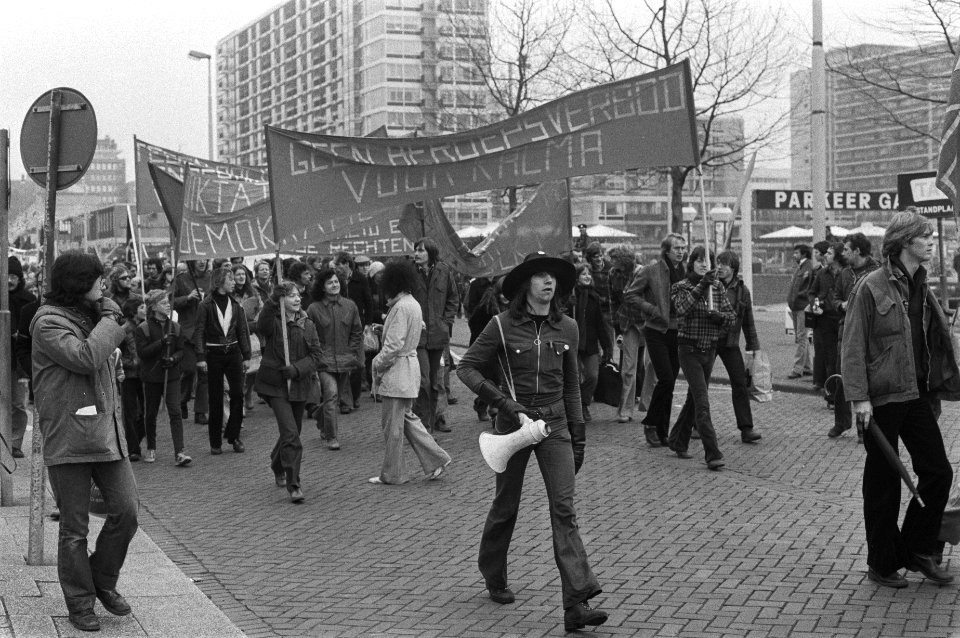 Demonstratie voor politieinspecteur Kalma in Rotterdam overzicht, Bestanddeelnr 929-4856