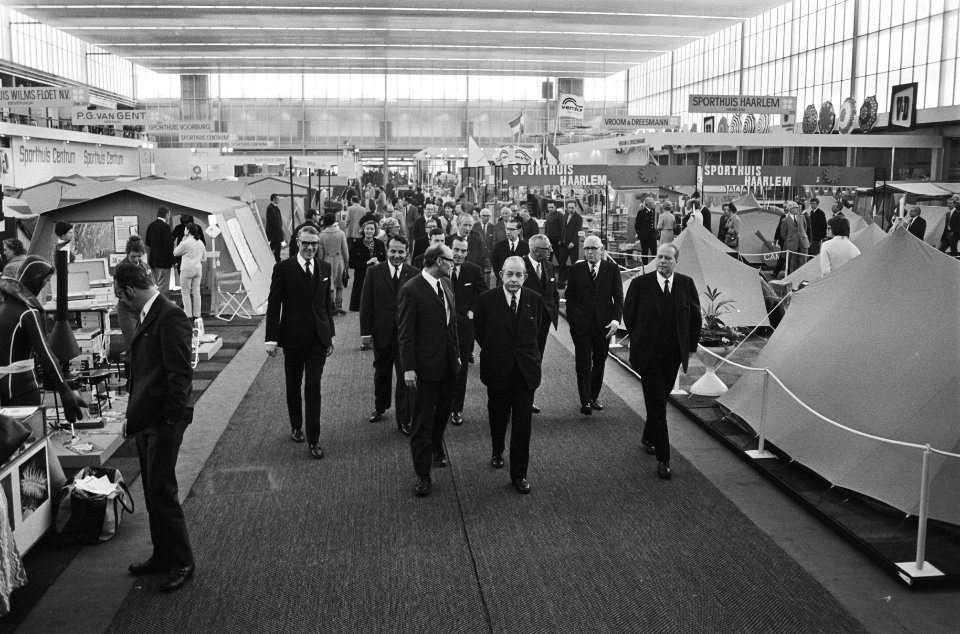 Delegatie met o.a. jhr. H. van Lennep, voorzitter van de Koninklijke Noord Zuid…, Bestanddeelnr 924-3279