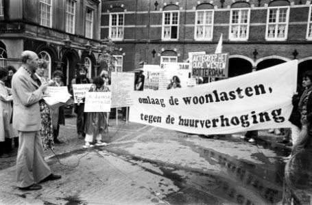 Delegatie biedt huurmanifest aan op Binnenhof aan Vaste Kamercommissie van Volks, Bestanddeelnr 929-7838