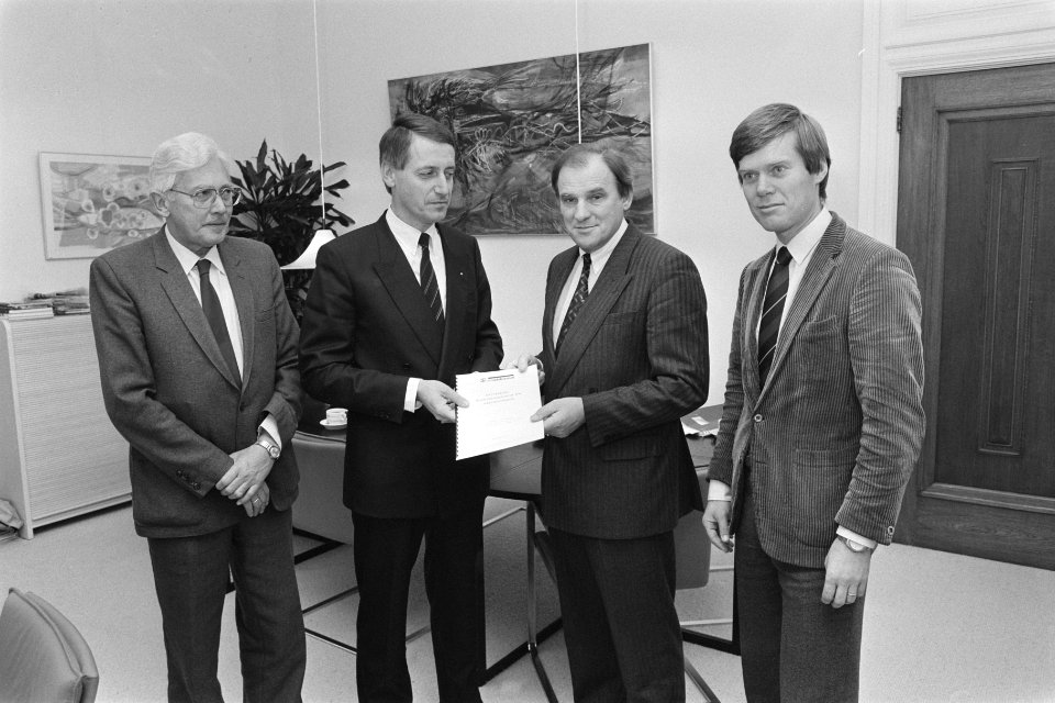 Delegatie uit Stadskanaal op bezoek bij staatssecretaris Albert-Jan Evenhuis (2e, Bestanddeelnr 933-8460
