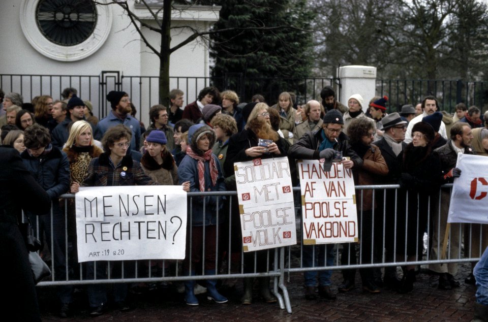 Demonstratie voor Poolse ambassade in Den Haag tegen staat van beleg in Polen d, Bestanddeelnr 253-8634