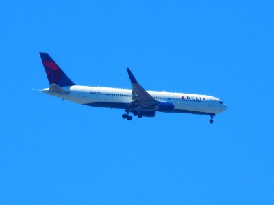 Delta airliner over Federal Way, WA approaching SeaTac Airport