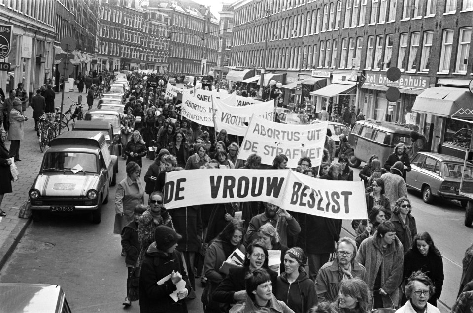 Demonstratie voor legalisering abortus in Amsterdam, overzicht, Bestanddeelnr 928-5373