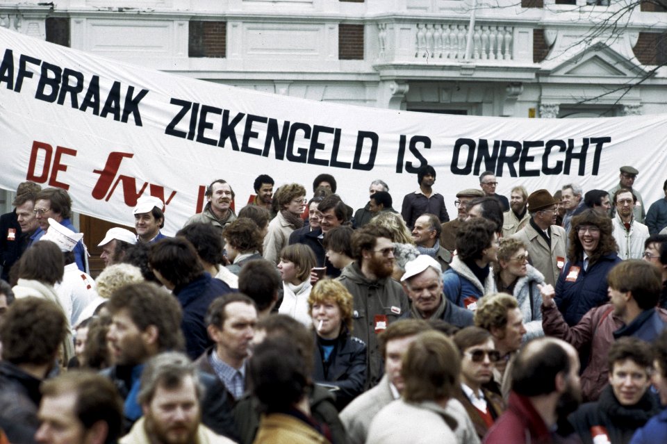 Demonstratie voor het SER gebouw i.v.m. de dreigende korting op het ziektegeld, Bestanddeelnr 253-8659