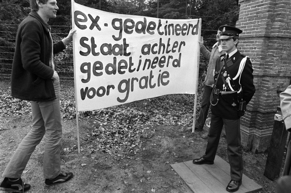 Demonstratie voor Kasteel Drakesteyn door Comite Beatr laat ons niet zitten vo, Bestanddeelnr 930-7850