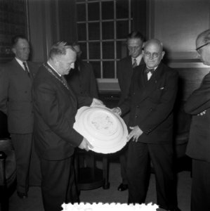 Delegatie uit Zonnemaire (Schouwen Duiveland) overhandigt bord aan gemeente Amst, Bestanddeelnr 906-5150