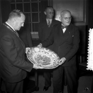 Delegatie uit Zonnemaire (Schouwen Duiveland) overhandigt bord aan gemeente Amst, Bestanddeelnr 906-5148