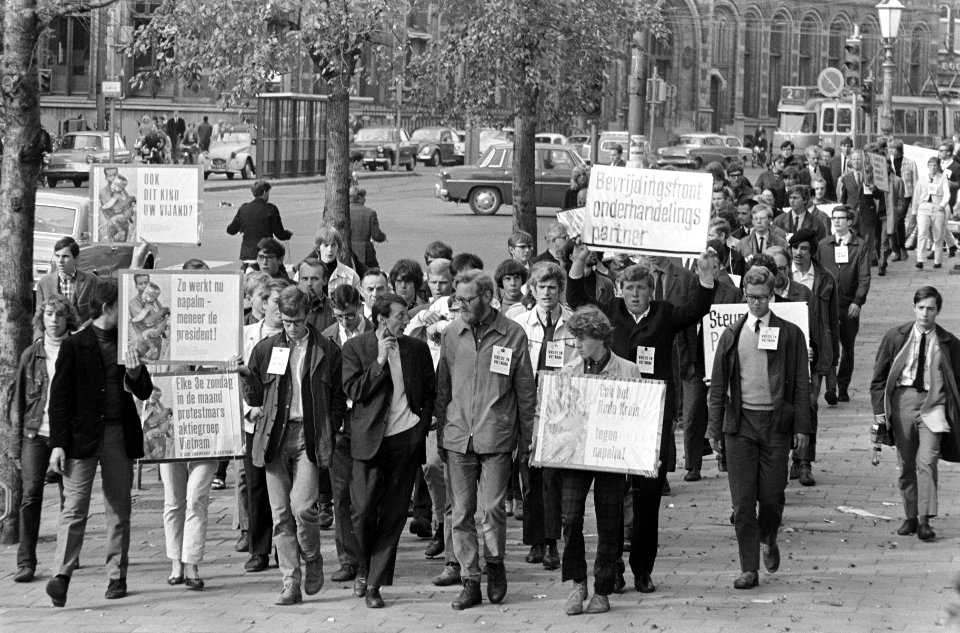 Demonstranten op weg naar het Amerikaanse consulaat-generaal te Amsterdam, Bestanddeelnr 919-5713