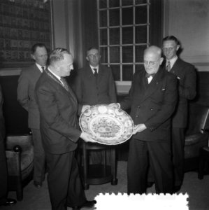 Delegatie uit Zonnemaire (Schouwen Duiveland) overhandigt bord aan gemeente Amst, Bestanddeelnr 906-5152