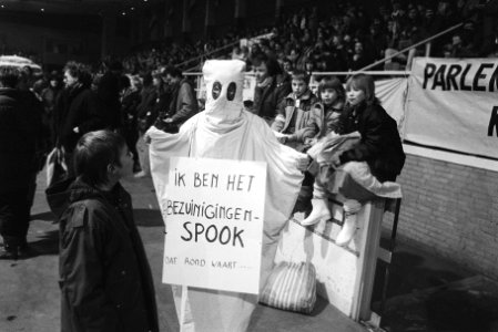 Demonstranten rond het bezuinigingsspook, Bestanddeelnr 932-5096