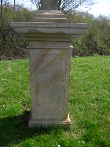 Delbrück-Wegekreuz Lipplinger Straße - Inschrift links